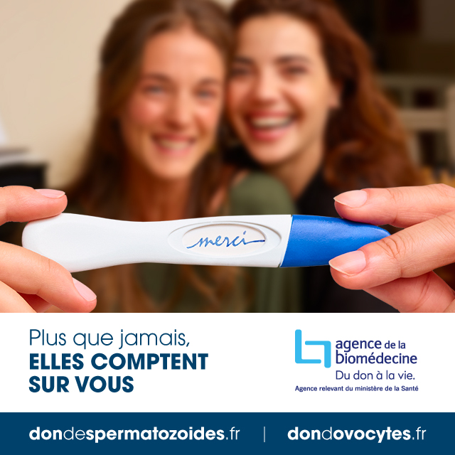 affiche de l'agence de la biomédecine d'un couple féminin qui tient un test de grossesse avec le mot "merci"