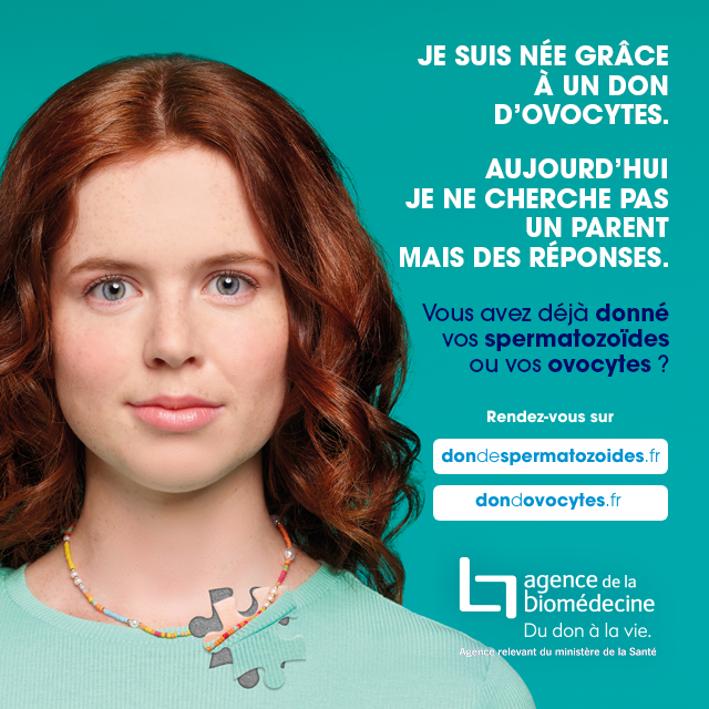 Affiche d'une femme sur un fond turquoise qui est née grâce à un don d'ovocytes