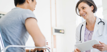 Consultation entre un médecin et un homme