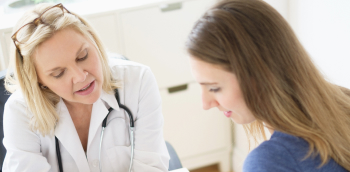 consultation entre un médecin et une femme