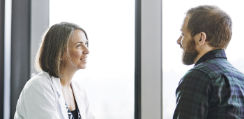 Consultation entre un médecin et un homme