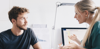 Consultation entre un médecin et un homme