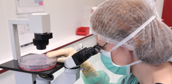 un médecin examine des analyses au microscope