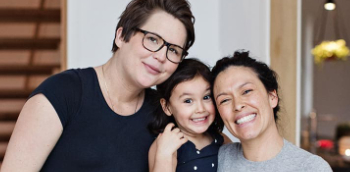 Photo d'un couple féminin avec un enfant