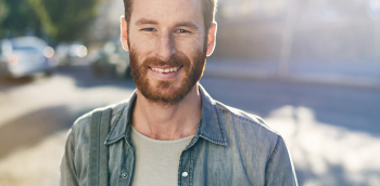 portrait d'un homme qui sourit