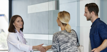 Un couple et un docteur qui se serrent la main