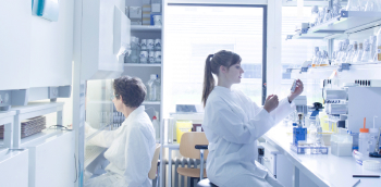 deux femmes dans un laboratoire d'analyse