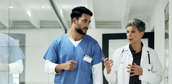 deux médecins parlent ensemble