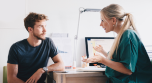 Consultation entre un médecin et un homme