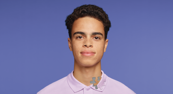 Jeune homme sur un fond violet