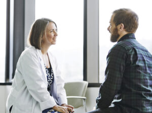 Scène de rendez-vous entre un médecin femme et son patient homme