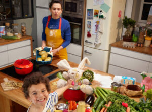 Un enfant fait des bêtises dans la cuisine alors que sa maman essaie de cuisiner.