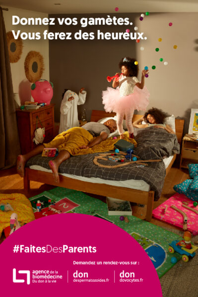 Bannière aux dimensions 320x480 Deux enfants font des bêtises dans la chambre de leurs parents pendant que ces derniers essaient de dormir.