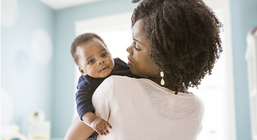 Une femme tient son enfant dans ses bras