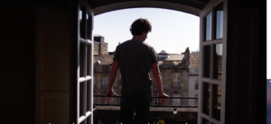 homme sur un balcon de dos