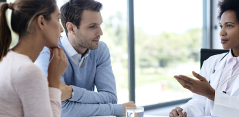 medecin et couple qui parlent